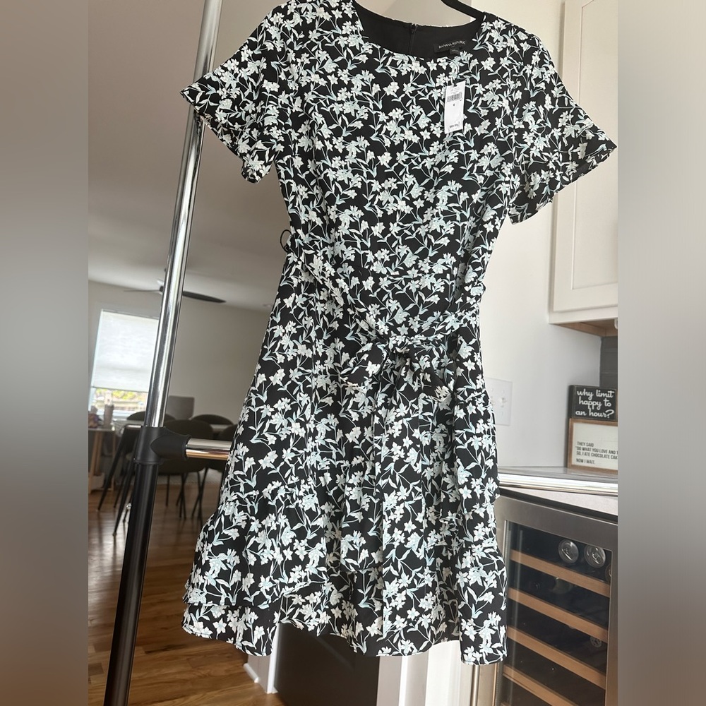 Banana Republic Size 6 Floral Dress with Flutter Sleeves and Belt